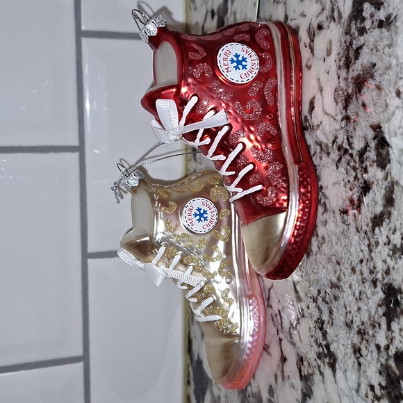🎅 Converse sneaker style glass ornament - cream and pink - Picture 8 of 8